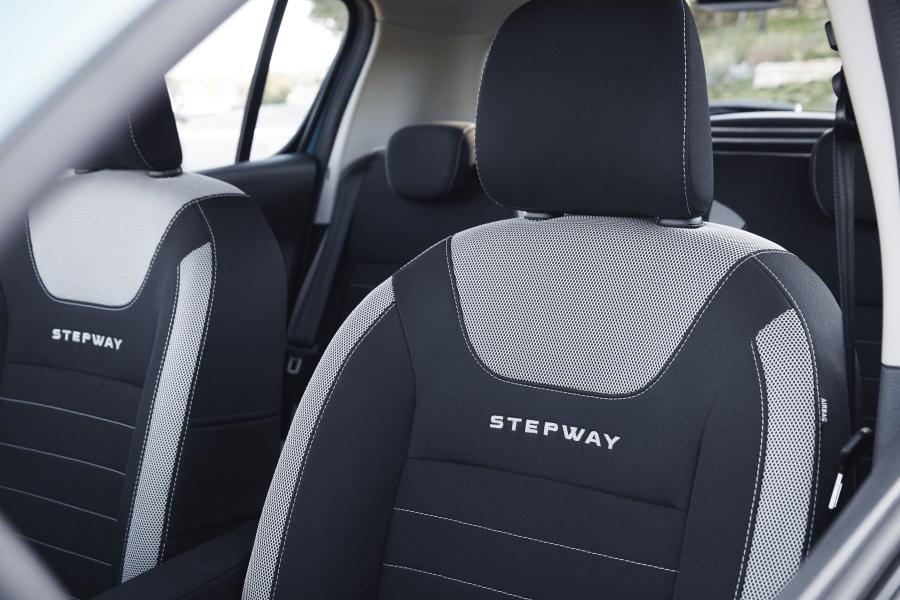 Детали интерьера Dacia Sandero Stepway 2016 года  (фото 4 из 46)